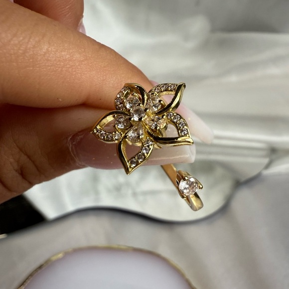 Unique anthro Gold Floral Ring with Crystals - Picture 4 of 10
